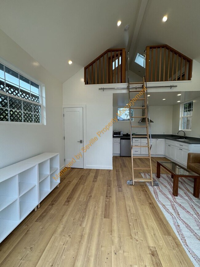 Building Photo - CHARMING 2 BEDROOM /1 BATHROOM HOME W/LOTS...