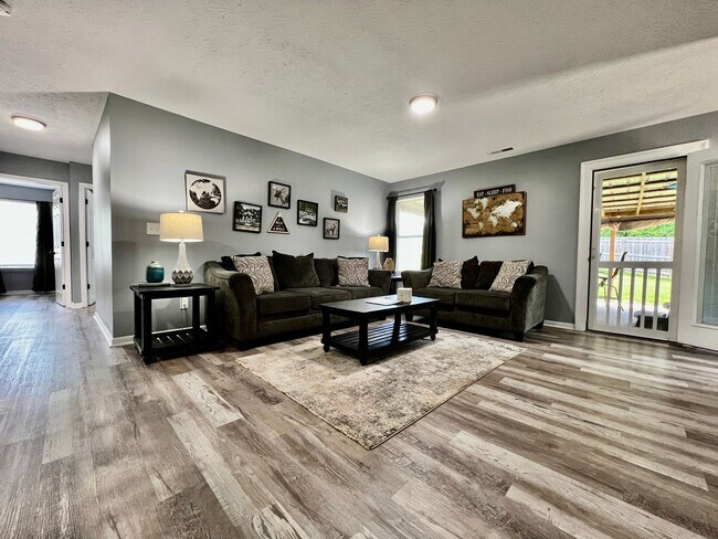 Building Photo - 3 bedroom home w/ privately fenced yard + hot tub.