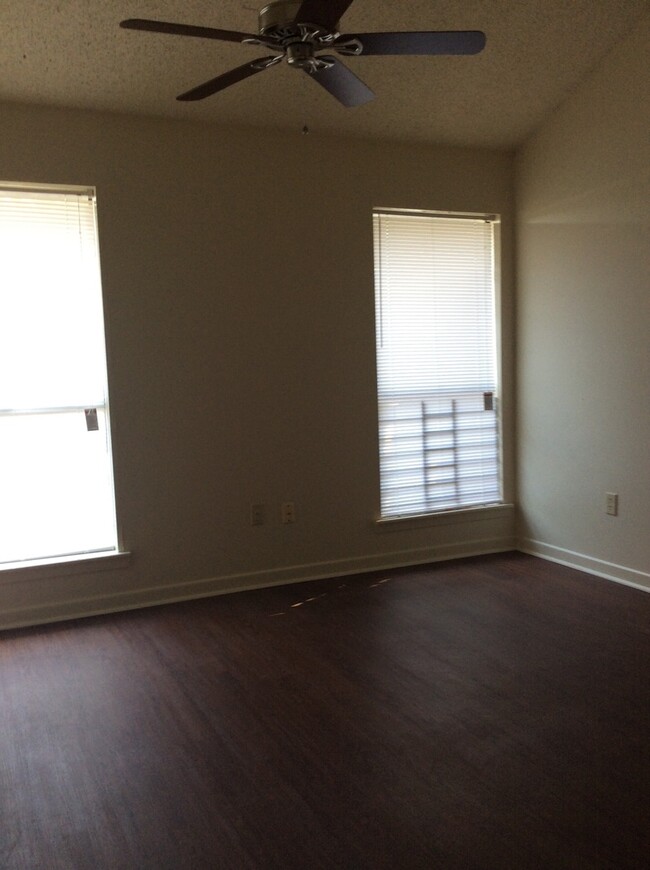 Building Photo - 3BD 2BA TOWNHOUSE