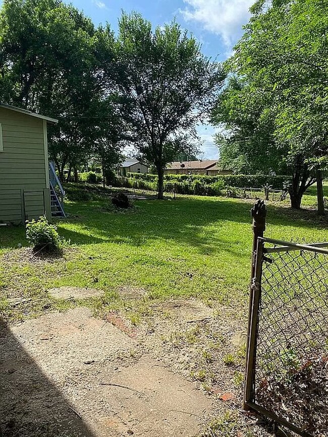 Building Photo - 4 bed 2 bath house for rent!