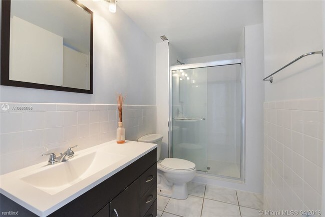 Foto del edificio - 1 br, 2 bath Condo - 5055 Collins Ave Apt 9M