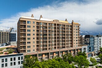 Building Photo - 2 Bedroom Condo in Gateway!