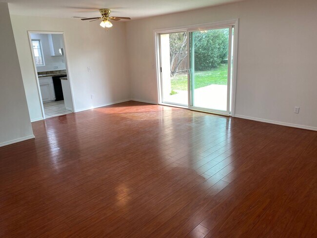 Foto del edificio - 4 Bedroom 2 Bathroom located in beautiful ...