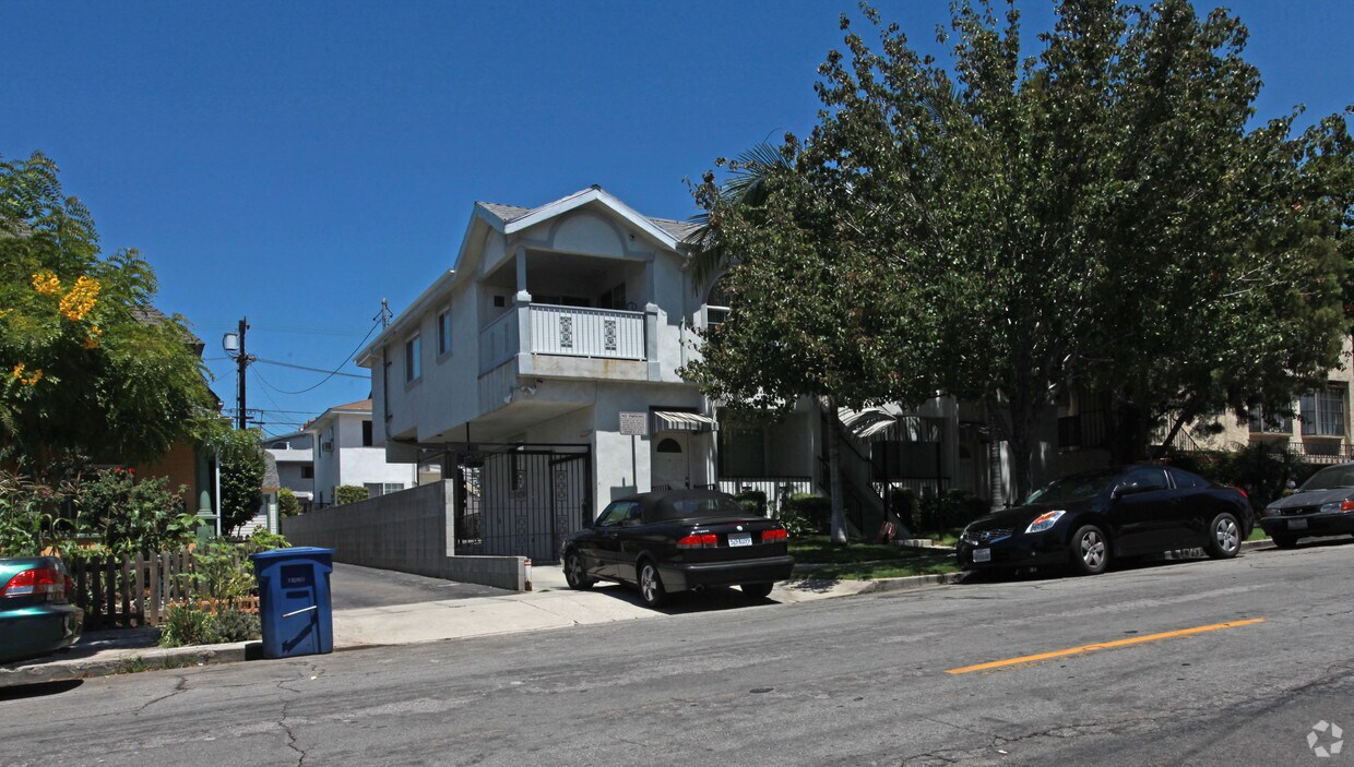 Foto del edificio - 335-337 E Providencia Ave