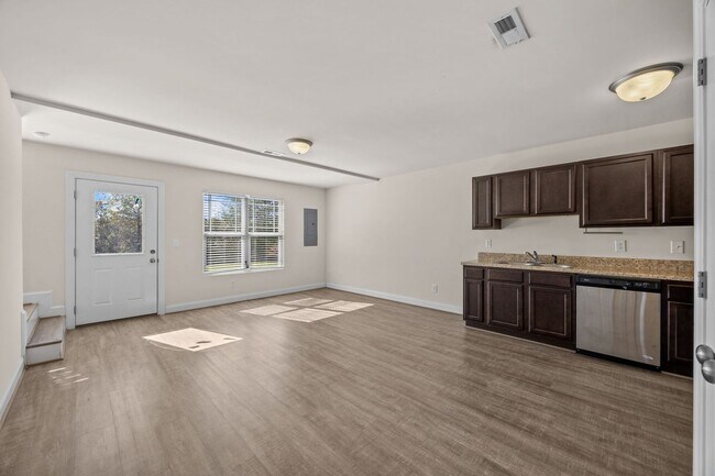 Foto del edificio - TWO BEDROOM UNIT FOR REDUCED RENTAL RATE!