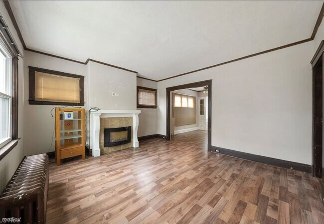 Foto del edificio - 2 br, 1 bath Triplex - 1235 Donald Avenue ...