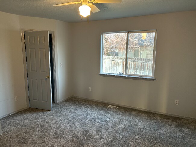 Foto del edificio - 607 Meadowbrook Dr