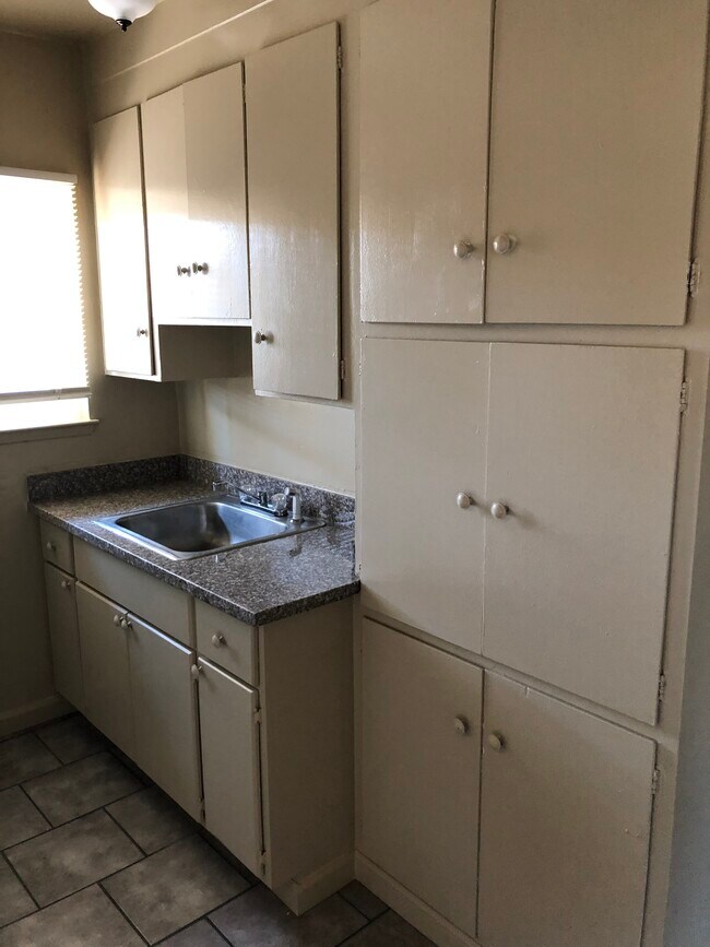 Cocina con gabinete - 708 Bowles St