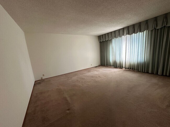 Foto del edificio - 4 Bedroom, bedrooms with hardwood floors