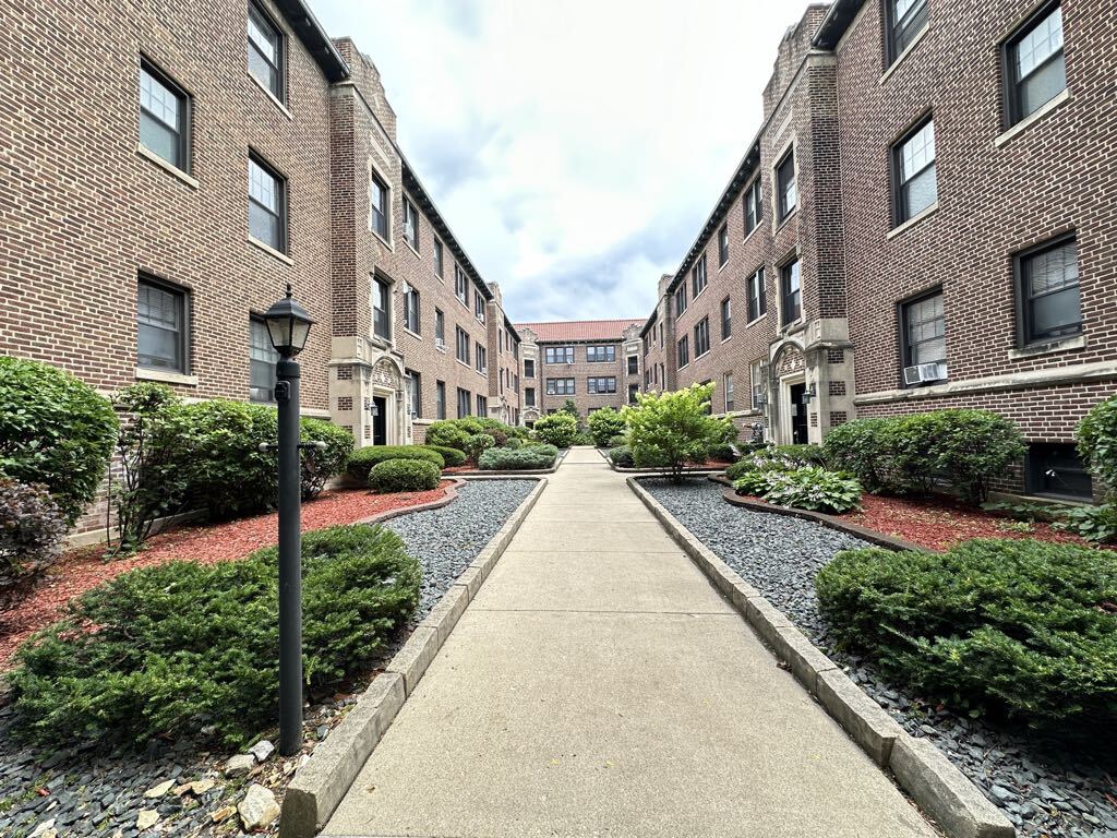 Primary Photo - 1318 Oak Ave