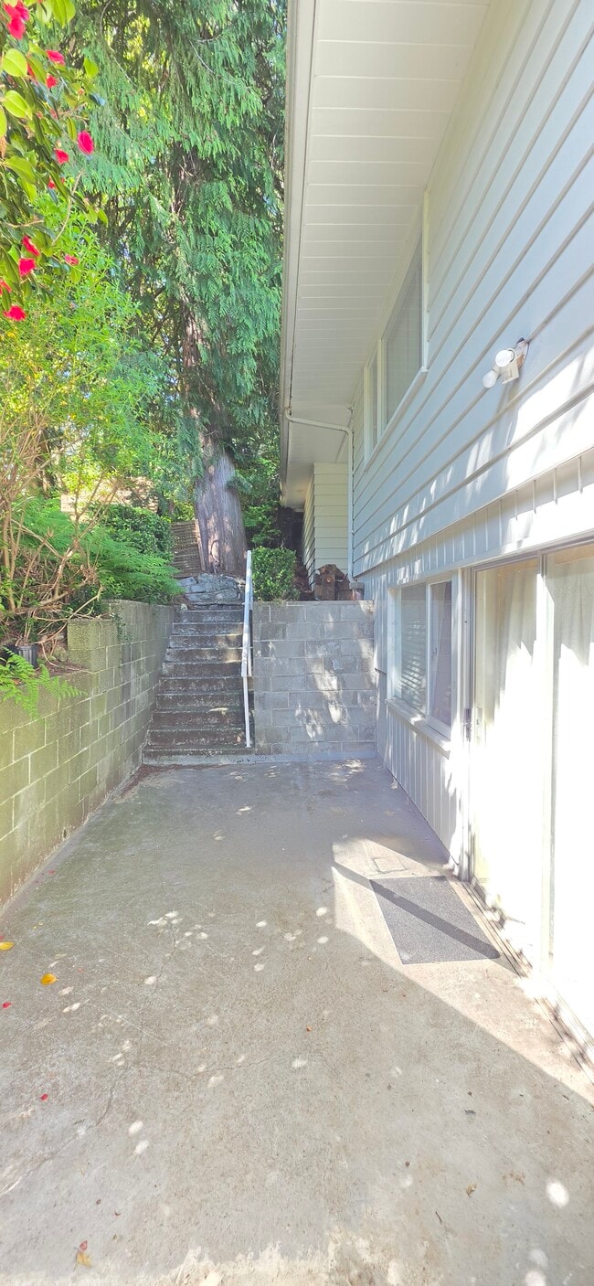 Building Photo - 1895 Rosebery Av