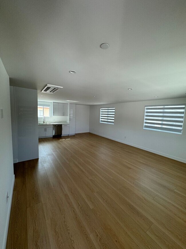 Foto del edificio - Spacious 1000 Sq. Ft. Single-Floor Back AD...