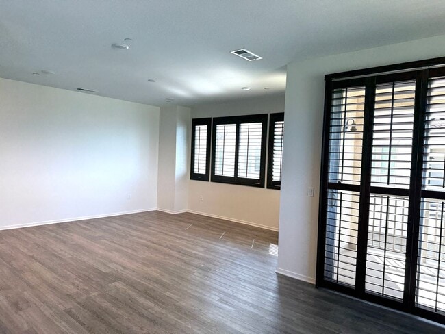 Foto del edificio - Gorgeous bright 3 bedroom 2.5 bath townhome