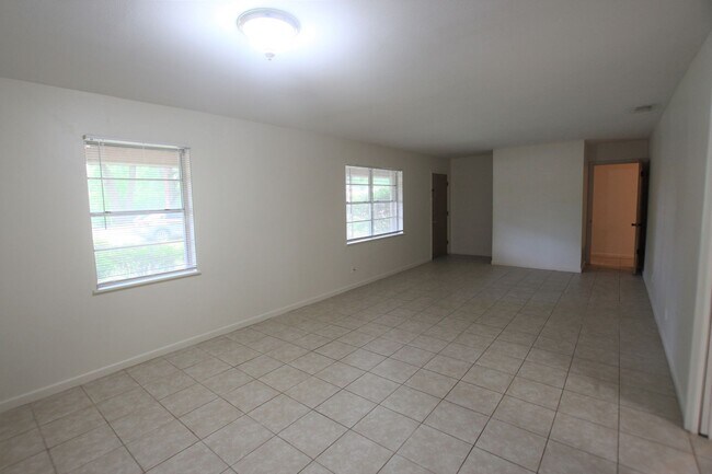 Foto del edificio - Coming Soon: Beautiful 3 Bedroom, 2 Bathro...