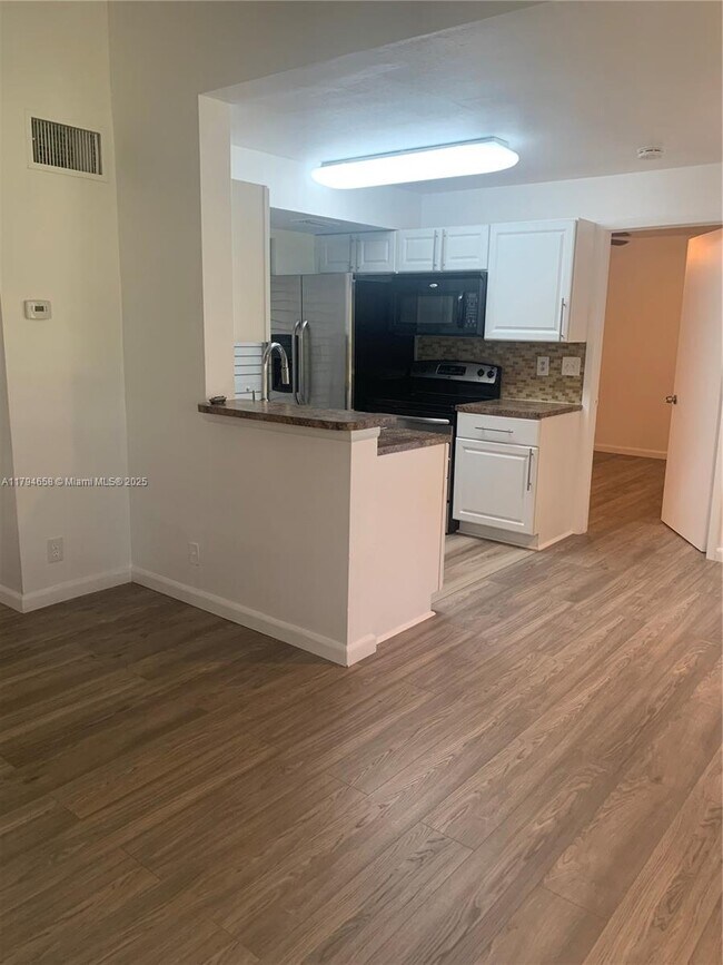 Foto del edificio - 8743 NW 39th St