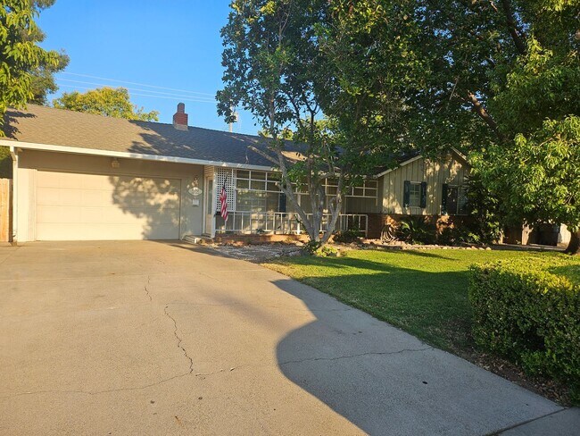 Building Photo - 3 bedroom 2 bath in great location
