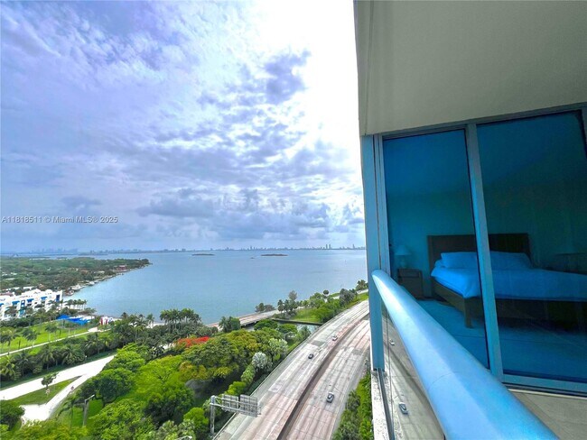 Foto del edificio - 601 NE 36th St