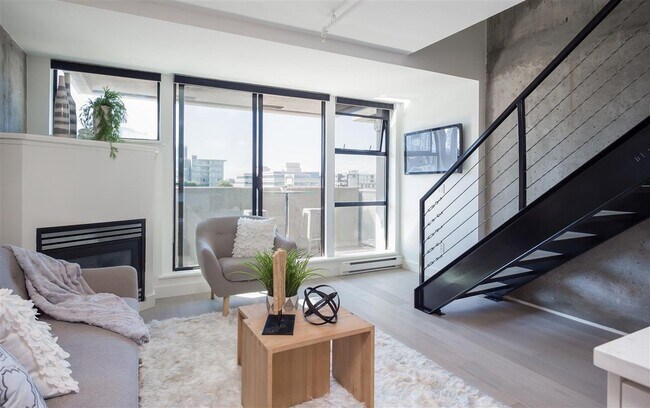 Building Photo - 428 8th Av W