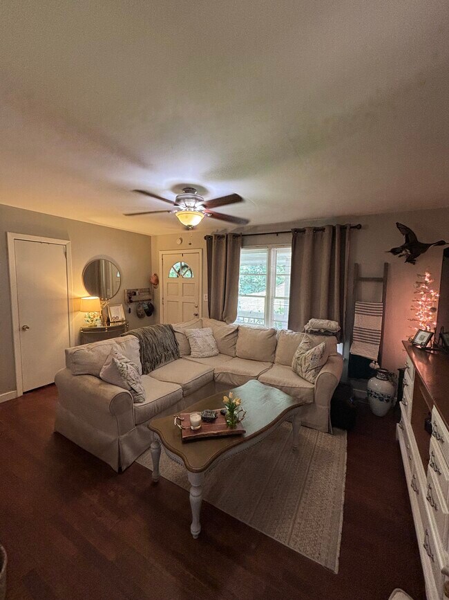 Foto del edificio - 501 Rosewell Ln