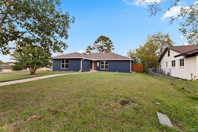 Building Photo - 3907 Carmel Dr