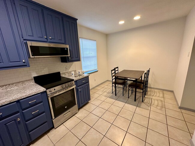 Foto del edificio - 2 Bedroom Condo Walking Distance to Baylor...