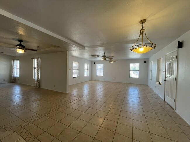 Building Photo - 6275 Roadrunner Loop NE