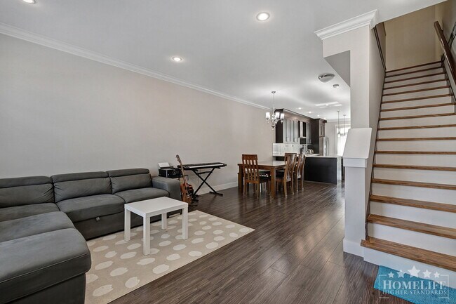Photo du bâtiment - Modern 4 Bedroom 3.5 Bathroom Townhouse in...
