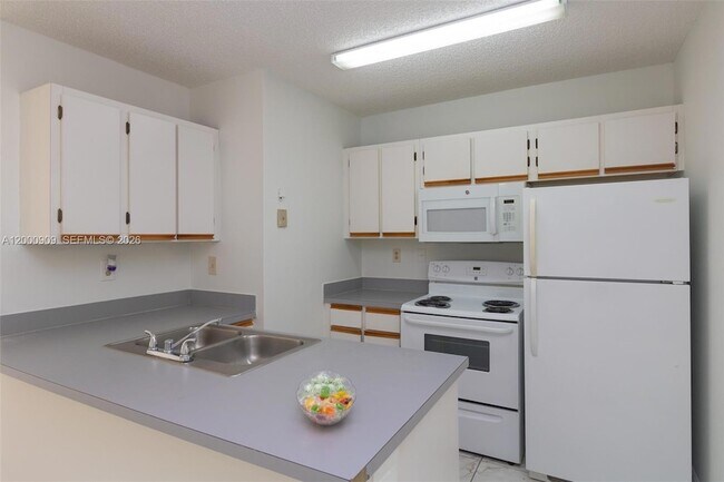 Foto del edificio - 18304 NW 68th Ave