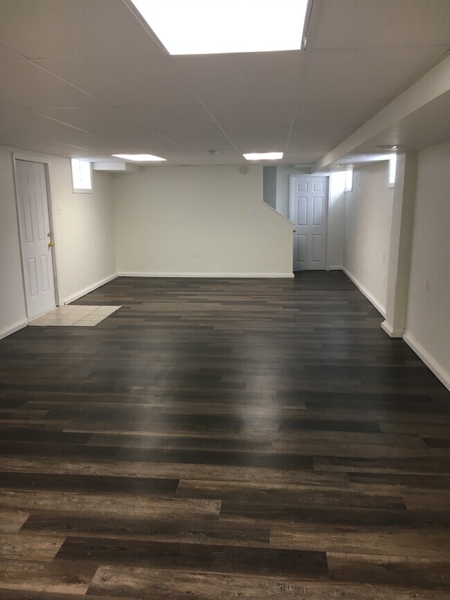 Building Photo - 705 1/2 St Clair Ave