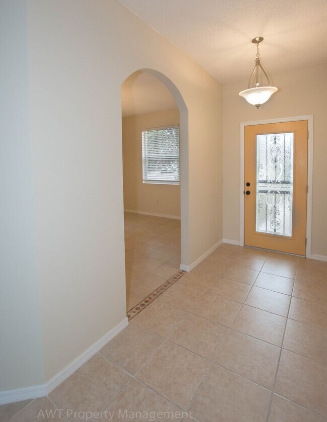 Foto del edificio - Large bright home in F section