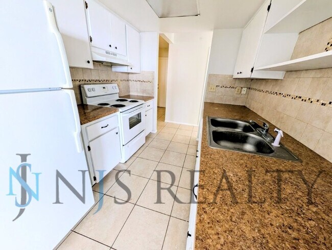 Foto del edificio - Beautifully updated 3/2/2 1500 Sq. Ft. with fenced yard, tile floors, HUGE living room and a corn...