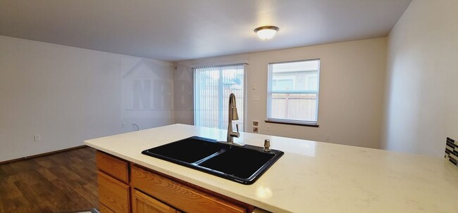 Foto del edificio - Newly Updated Townhouse in Tacoma! $500.00...