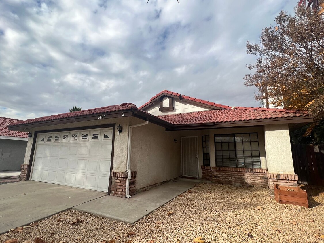 Foto principal - West Hemet. 3 bedroom 2 bath home!