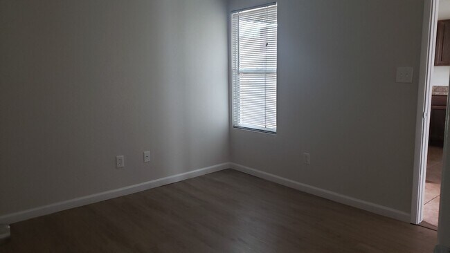 Foto del edificio - 3 Bedroom 2 Bathroom Town-home in Central ...