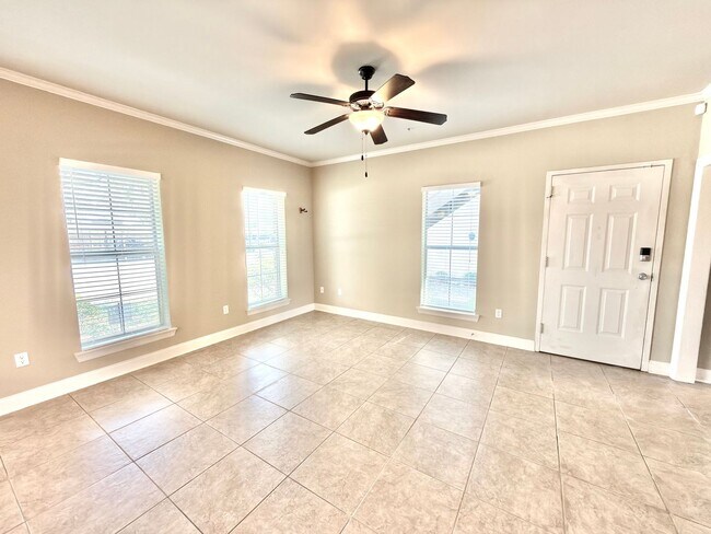 Foto del edificio - 9413 Burbank Dr