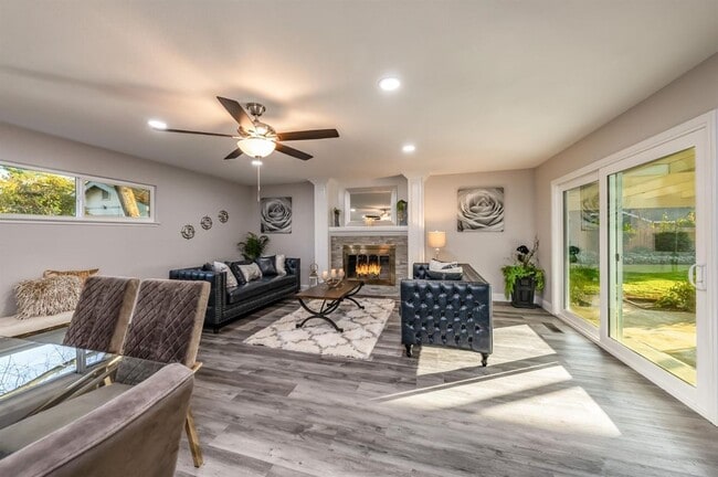 Building Photo - Prime location at its finest! 3 bedroom / ...