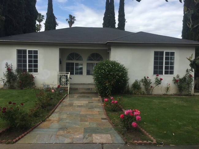 Foto del edificio - 16843 W Magnolia Blvd