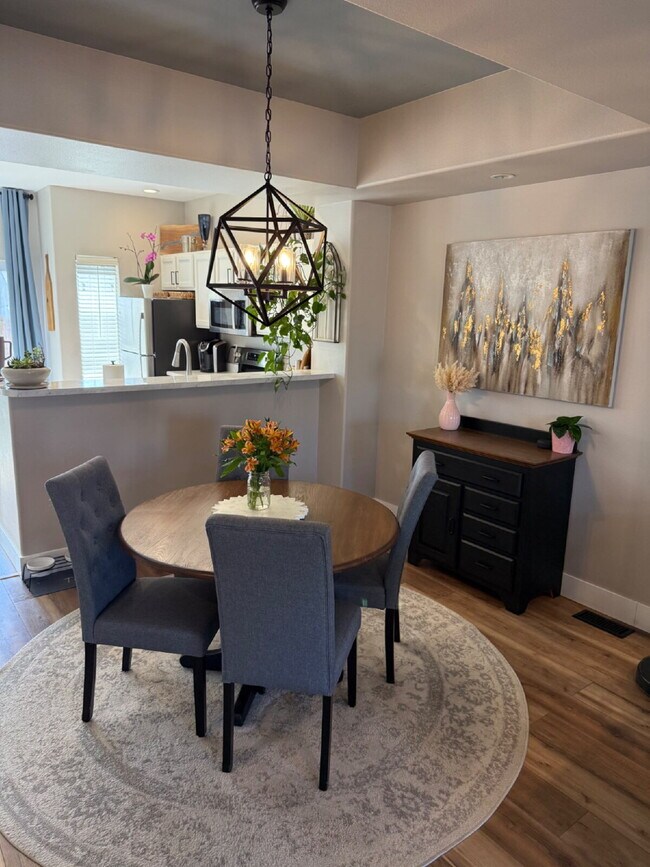 Foto del edificio - "Charming 2-Bed Townhouse in Littleton: Spacious 1,256 Sq Ft with 2 Full Baths & 1 Half Bath!"