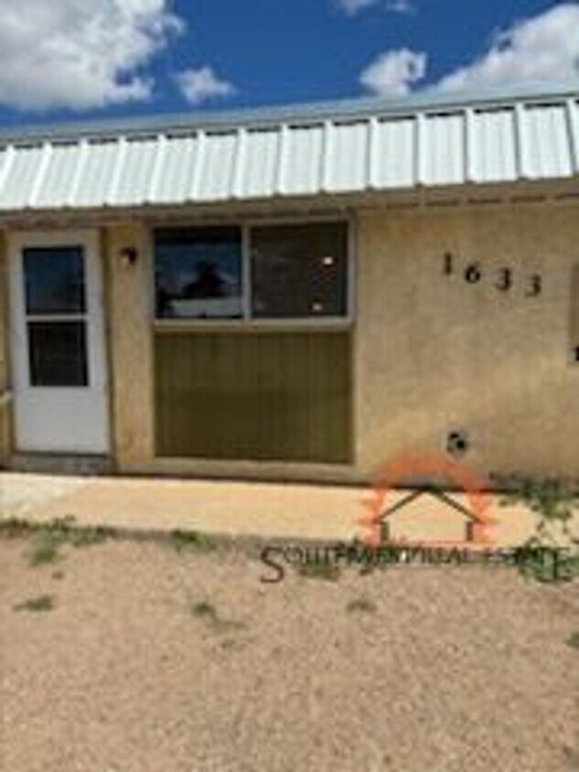 Primary Photo - 1633 Cameo St