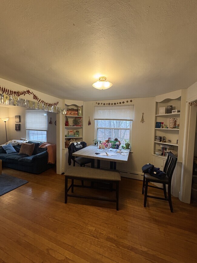 Foto del edificio - 525 E Pleasant St