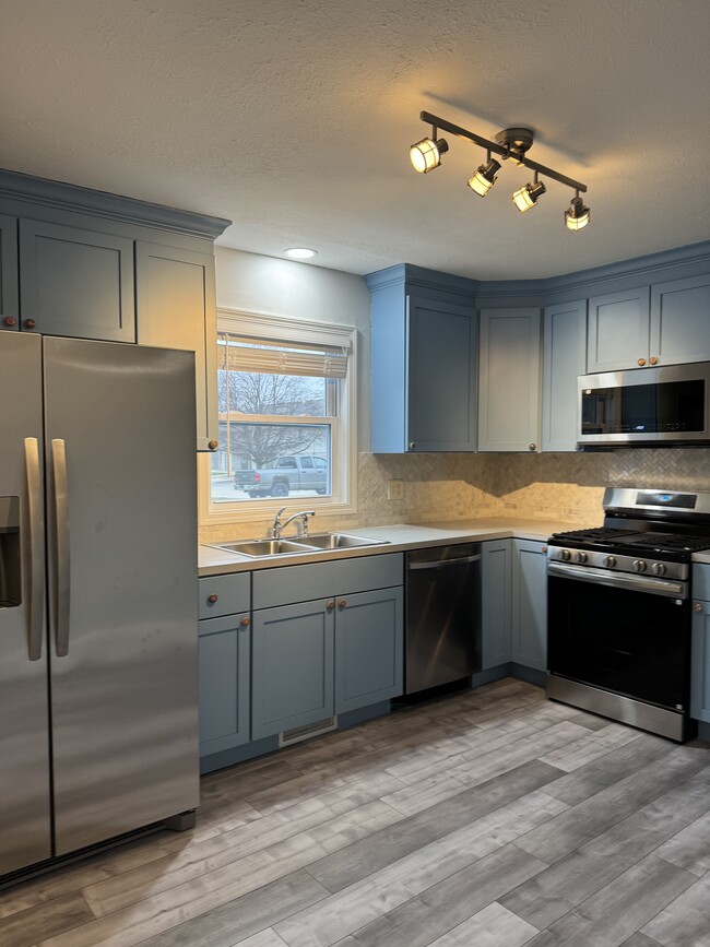 kitchen - 214 Lindell Dr