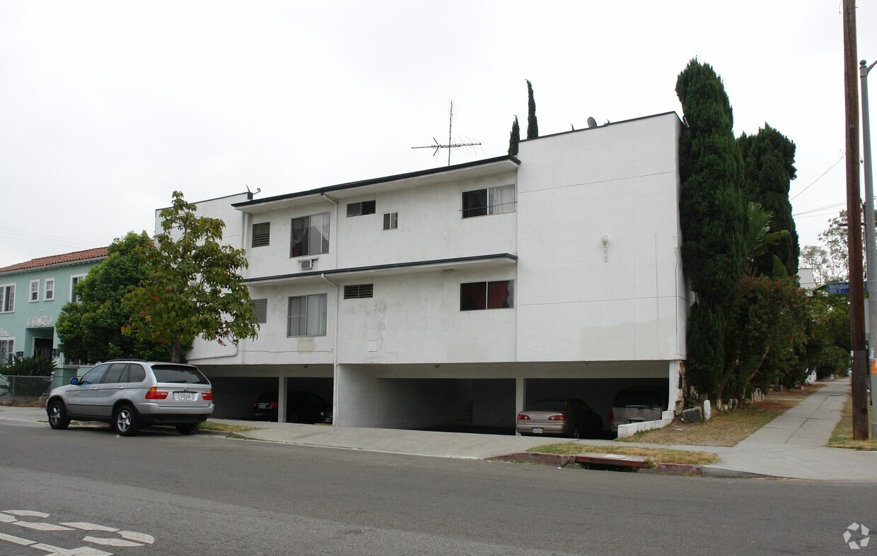Foto principal - 3017 W 2nd St
