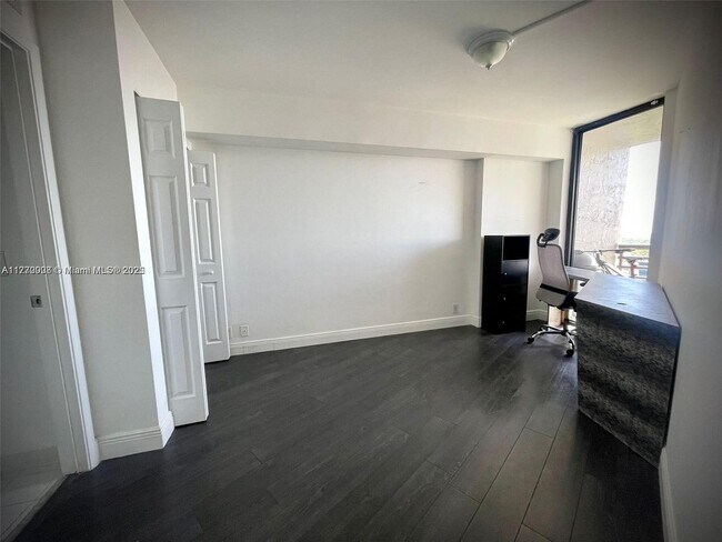 Foto del edificio - 3300 NE 191st St