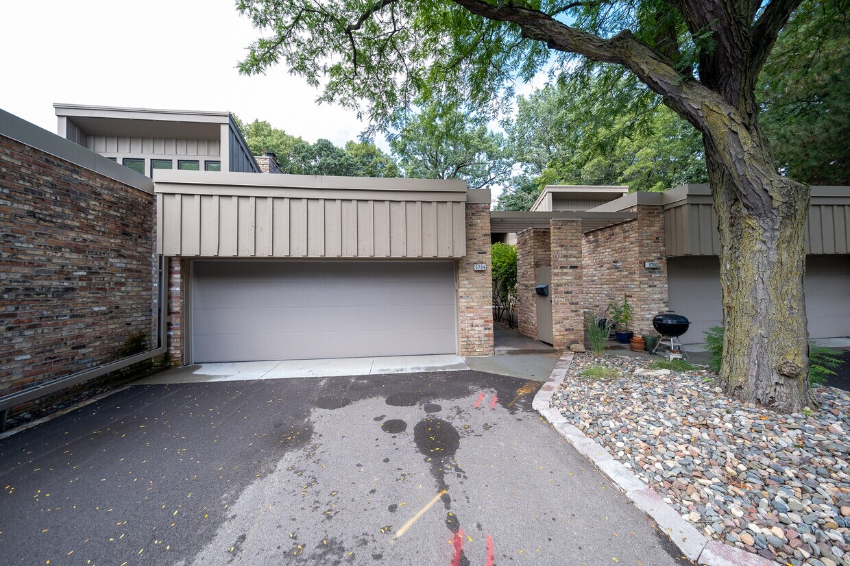 Primary Photo - 5704 Duncan Ln