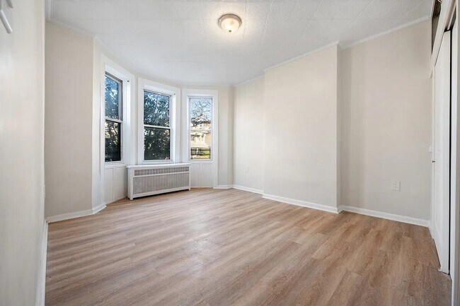 Foto del edificio - 308 E 8th St