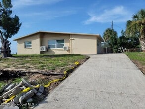 Building Photo - 1700 Chaucer Rd