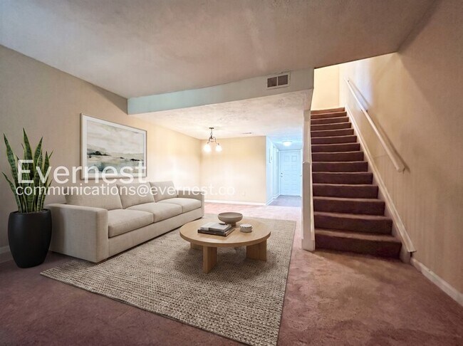 Building Photo - 3 Bed, 3 Bath Home with Off-Street Parking / Pet-Friendly / Available Now!
