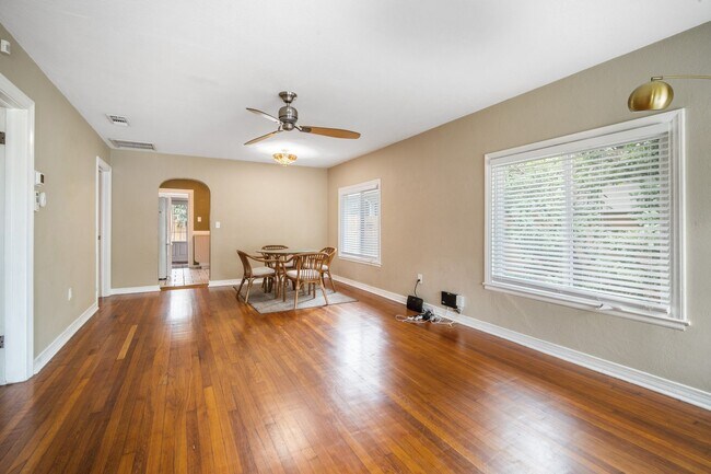 Building Photo - Spacious 2-Bedroom Home with Front Porch, ...