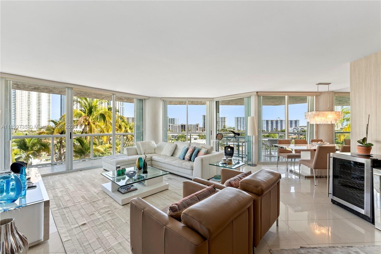 Foto principal - 16500 Collins Ave