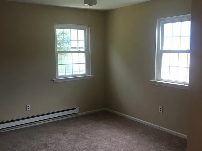 Building Photo - Spacious 4-bedroom, 1.5-bath townhome
